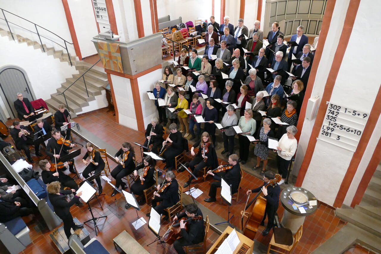Die Kantorei Siegen und das Orchester Camerata Instrumentale Siegen brachten in der Nikolaikirche unter der Leitung von KMD Ute Debus die Bachkantate BMV 120 zu Gehör.Kantatengottesdienst 800 Jahre Stadt Siegen