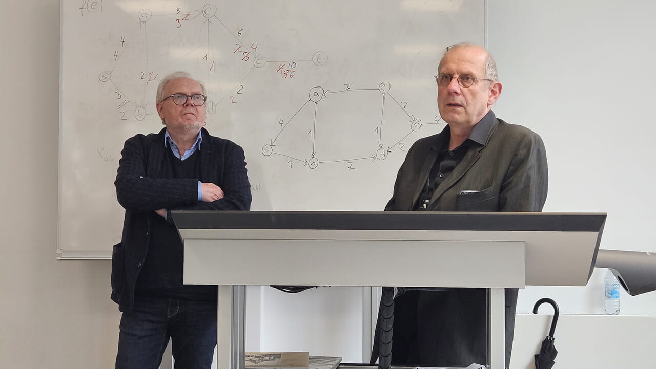 Der Kölner Pfarrer Mathias Bonhoeffer (r.) referierte in einem Vortragsraum der Universität Siegen über die „rechte Kaperung“ seines Großonkels, des widerständigen Theologen Dietrich Bonhoeffer. Für die mitveranstaltende Gesellschaft für Christlich-Jüdische Zusammenarbeit Siegen moderierte deren evangelischer Vorsitzender, Pfarrer i.R. Raimar Leng.