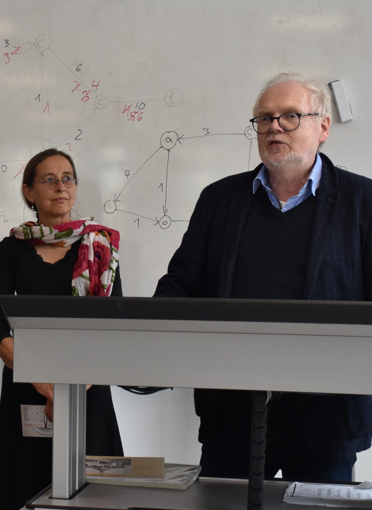 Sprachen für die Veranstalter der Vortrags- und Diskussionsveranstaltung über Bonhoeffers Instrumentalisierung von rechts: Heike Dreisbach (Erwachsenenbildung des Ev. Kirchenkreises Siegen-Wittgenstein) und Raimar Leng (Gesellschaft für Christlich-Jüdische Zusammenarbeit Siegerland).