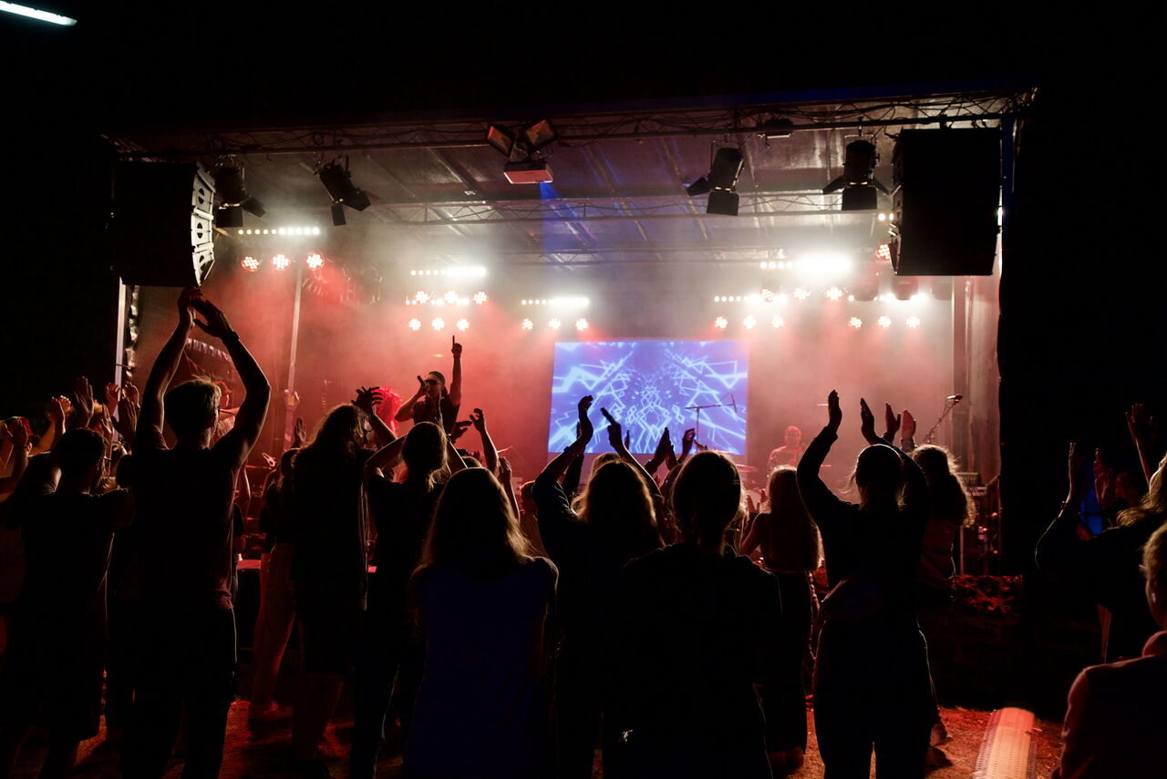 Partystimmung im Hickengrund beim Auftritt der DJ-Gruppe "JackSayFree".